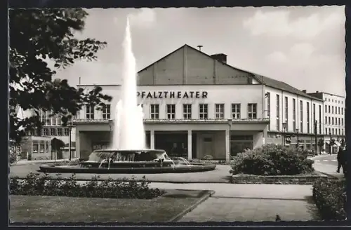 AK Kaiserslautern /Pfalz, Pfalztheater mit Brunnen