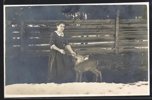 Foto-AK Junge Dame mit zwei Rehen