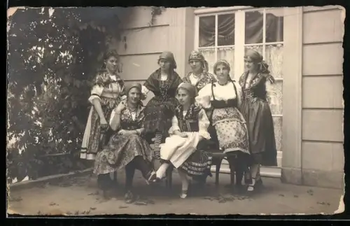 Foto-AK Frauen in Kostümen zu Fasching