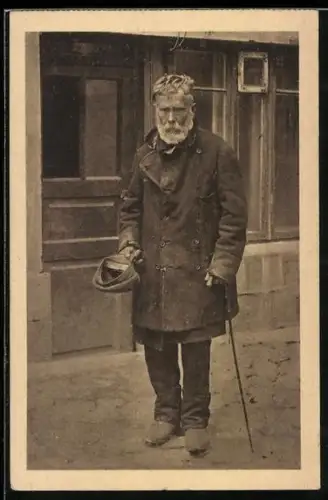 AK Älterer Bettler mit Hut auf der Strasse