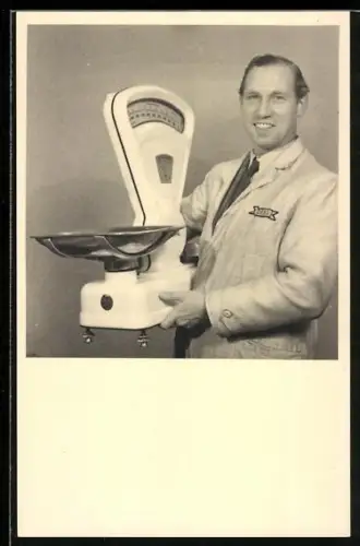 Foto-AK Verkäufer mit einer Waage