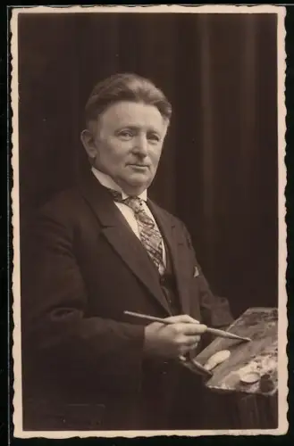 Foto-AK Maler mit seiner Farbpalette