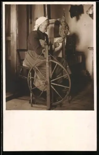 Foto-AK Ältere Frau am Spinnrad