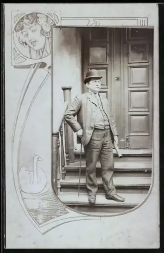 Foto-AK Mann auf der Treppe vor der Tür, Junge Frau mit Kopfschmuck, Passepartout