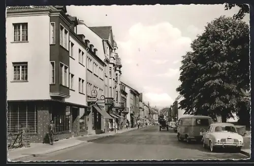 AK Bitburg /Eifel, Trierer Strasse mit Gaststätte, Geschäften und parkenden Autos
