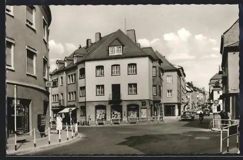 AK Bitburg /Eifel, Hauptstrasse, Kreuzung mit Geschäften