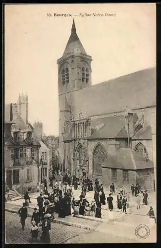 AK Bourges, Église Notre-Dame avec foule devant l`entrée