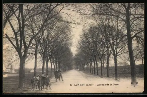 AK Lunery /Cher, Avenue de la Gare avec enfants et arbres alignés
