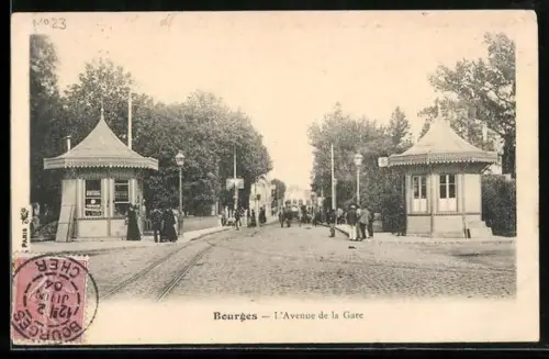 AK Bourges, L`Avenue de la Gare avec kiosques et passants