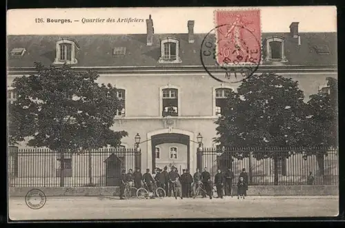 AK Bourges, Quartier des Artificiers avec groupe de personnes devant le bâtiment
