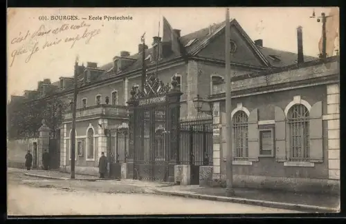 AK Bourges, École Pyrotechnique et entrée principale avec passants sur le trottoir