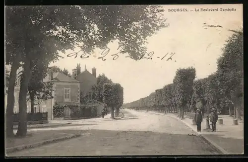 AK Bourges, Le Boulevard Gambetta avec passants et arbres alignés