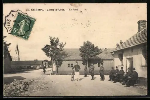 AK Camp d`Aver, Le Poste avec soldats et cycliste devant des bâtiments en Berry