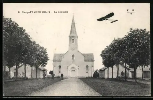 AK Camp d`Avord /Cher, La Chapelle avec une église et un avion en vol