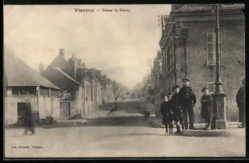 AK Vierzon, Route de Neuvy avec des passants et maisons alignées