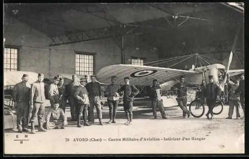 AK Avord /Cher, Centre Militaire d`Aviation, Intérieur d`un Hangar