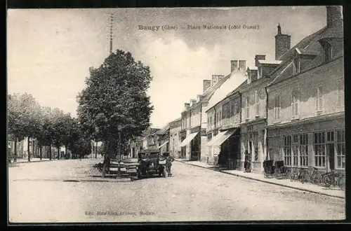 AK Baugy /Cher, Place Nationale, côté Ouest, avec voitures et bâtiments historiques