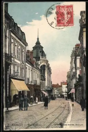 AK Bourges, Rue Moyenne animée avec passants et rails de tramway