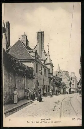 AK Bourges, La Rue des Arènes et le Musée