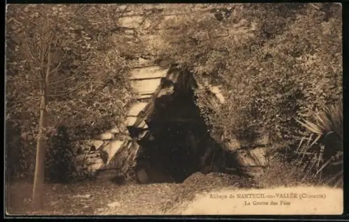 AK Nanteuil-en-Vallée /Charente, La Grotte des Fées