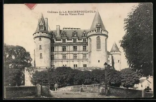AK La Rochefoucauld, Château de La Rochefoucauld Vue du Vieux Pont