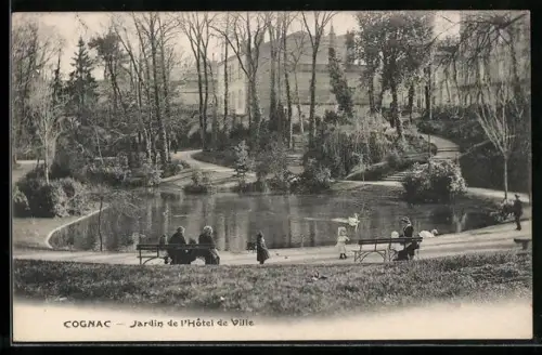 AK Cognac, Jardin de l`Hôtel de Ville avec étang et promeneurs