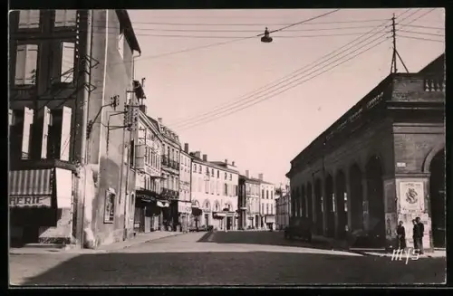 AK Moissac, Rue Malaveille avec bâtiments et voitures anciennes