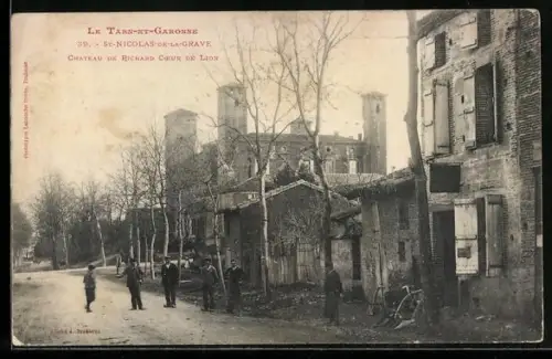 AK St-Nicolas-de-la-Grave /Tarn-et-Garonne, Château de Richard Coeur de Lion et rue animée