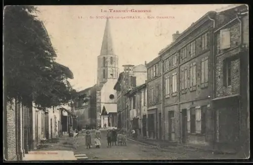 AK St-Nicolas-de-la-Grave /Tarn-et-Garonne, Rue Gambetta et vue de l`église