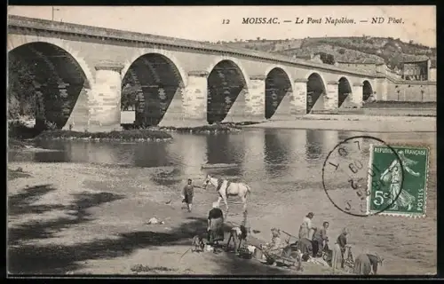 AK Moissac, Le Pont Napoléon et scène de vie au bord de l`eau