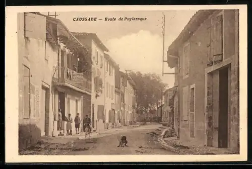 AK Caussade, Route de Puylaroque avec habitants et chien dans la rue