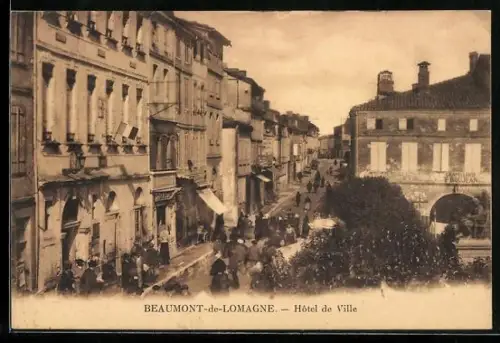 AK Beaumont-de-Lomagne, Hôtel de Ville et rue animée