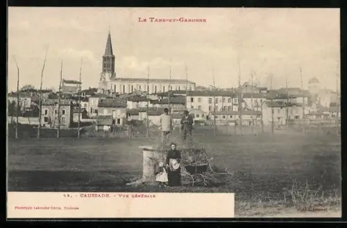 AK Caussade /Tarn-et-Garonne, Vue générale avec l`église et habitants au premier plan