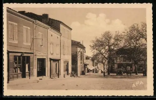 AK Monclar-de-Quercy /T.-et-G., Place du Marché avec commerces et arbres