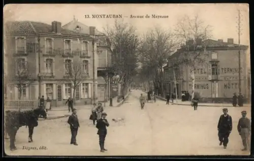 AK Montauban, Avenue de Mayenne avec passants et hôtels
