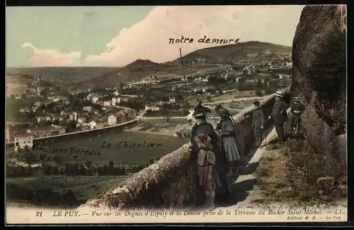 AK Le Puy, Vue sur les Orgues d`Espaly et la Détente prise de la Terrasse du Rocher Saint-Michel