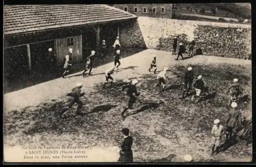 AK Saint Jeures /Haute-Loire, Dans la cour, une partie animée