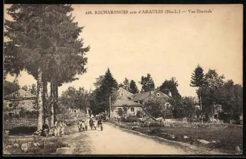 AK Recharenges /Araules, Hte-L., Vue générale du village et des habitants sur la route