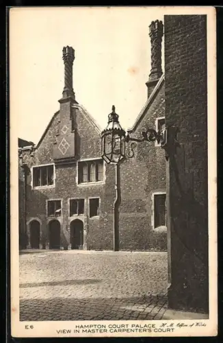 AK Hampton Court Palace, View in Maser Carpenter`s Court