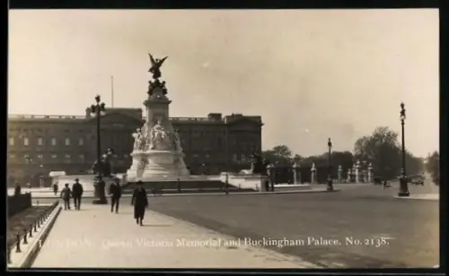 AK London, Queen Victoria Memorial and Buckingham Palace