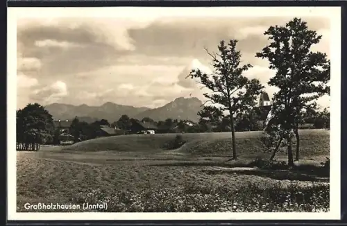 AK Grossholzhausen /Inntal, Ortsansicht mit Kirche und Alpenpanorama
