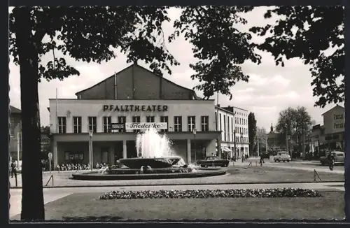 AK Kaiserslautern /Pfalz, Pfalztheater, Brunnen, Strassenansicht