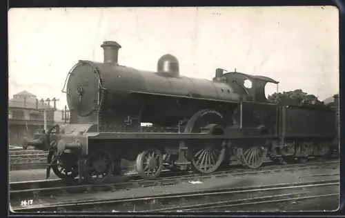 AK Britische Lokomotive Nr. 5239 Coptic mit Tender in einem Bahndepot, englische Eisenbahn