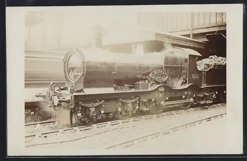 AK Britische Lokomotive Nr. 3267 St. Michael in einem Bahnhof, englische Eisenbahn