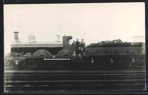 AK Britische Lokomotive Nr. 587 mit Tender und Betriebspersonal, englische Eisenbahn