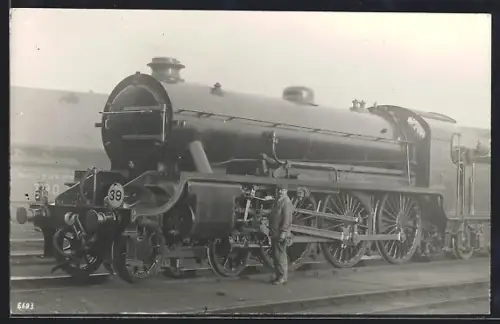 AK Britische Lokomotive Nr. 39 Sir Persant mit Lokführer, englische Eisenbahn