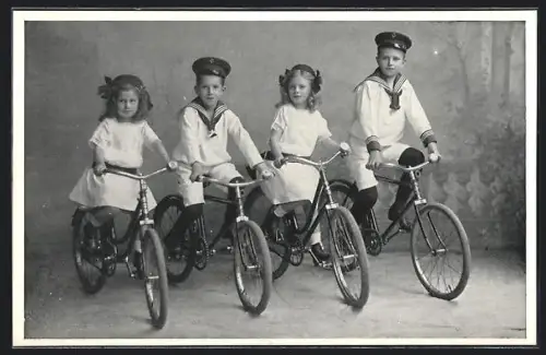 AK Leipzig-Gohlis, Fahrräder-Nähmaschinen Adalbert Poethke, Kinder auf Fahrrädern