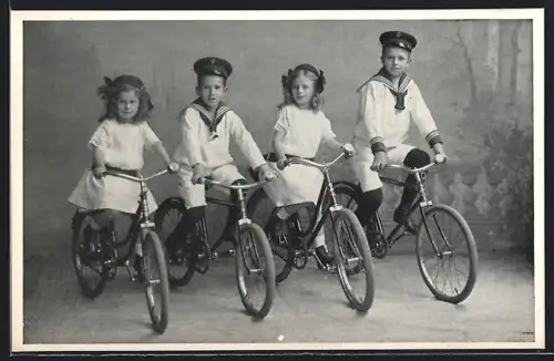AK Leipzig-Gohlis, Fahrräder-Nähmaschinen Adalbert Poethke, Kinder auf Fahrrädern