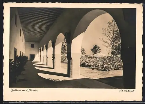 AK Rasthaus am Chiemsee, Blick von den Arkaden zur Terrasse