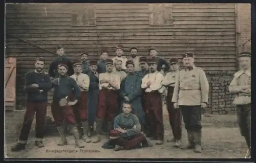 AK Kriegsgefangene Franzosen in Uniform